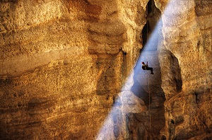 jeux de lumière dans la grotte de Majlis Al Jinn.