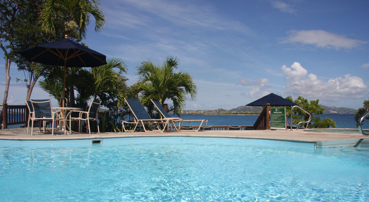 La-piscina-fronte-mare-del-Gallows-Point-Resort-a-Cruz-Bay-St-John-Isole-Vergini-Americane-Foto-di-Marco-Restelli-700