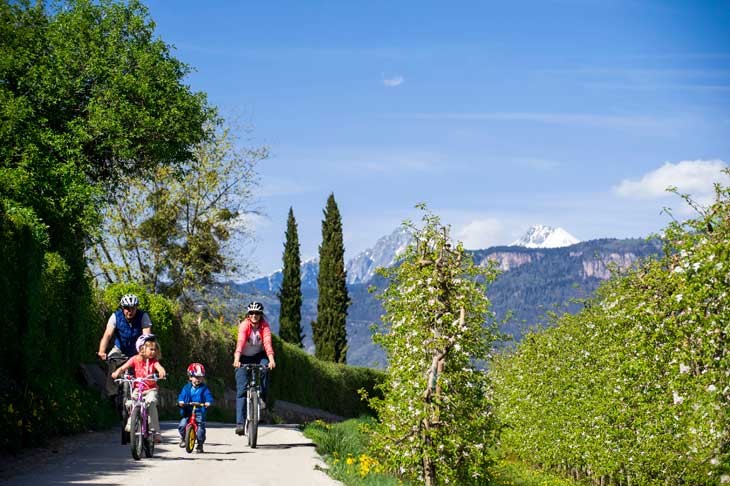 Bici-e-fiori-1---Familienhotels-Alto-Adige-in-famiglia-700