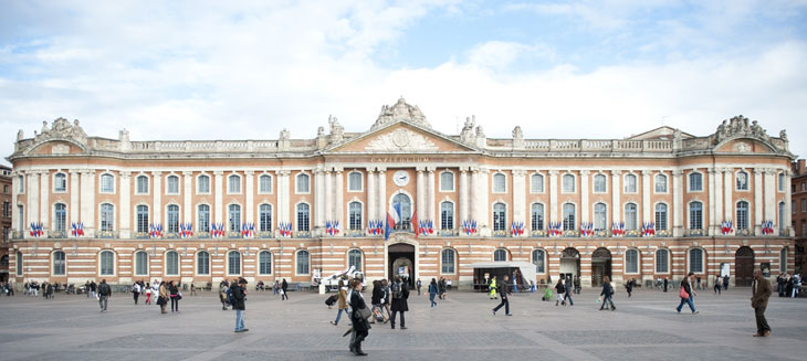tolosa-place-du-Capitole-c-Atout-France-Codric-Helsly-700