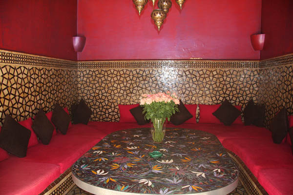 Un salotto del ristorante Café Arabe a Marrakech. Foto di Elena Bianco