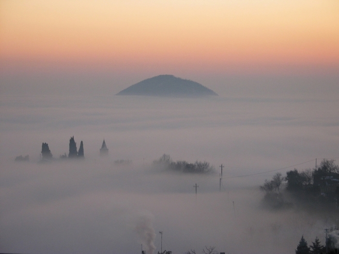 Colli Euganei: isole fra la nebbia
