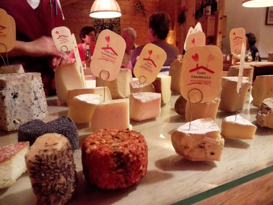 Una selezione di formaggi valdostani nella sala da pranzo dell'Hotel Notre Maison di Cogne. Foto di Elena Bianco