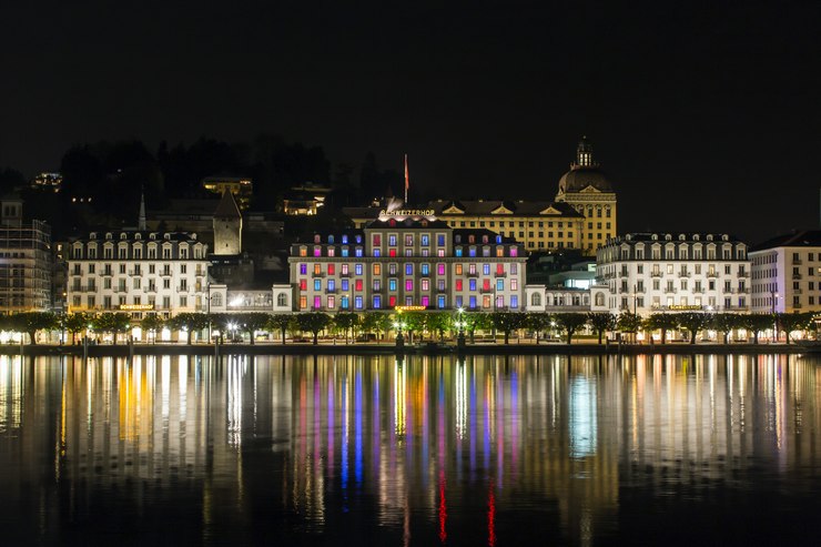 Visitare Lucerna: vista dell'Hotel Schweizerhof di notte