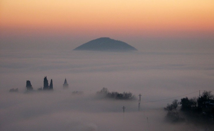 Isole fra la nebbia