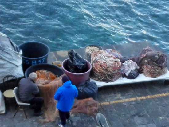 Pescatori che lavorano alle reti nella Marina Grande di Sorrento. Foto di Elena Bianco