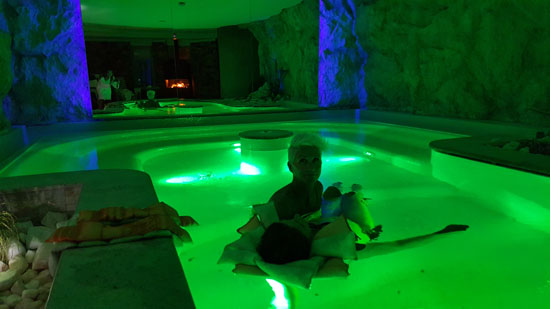 Il Massaggio Embrionale in Acqua nella Spa Suite del Tevini Dolomites Charming Hotel.
