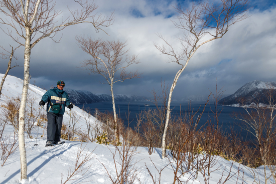 Marco Restelli davanti al lago vulcanico Mashu, in Hokkaido. Photo Courtesy Giacomo Fè 