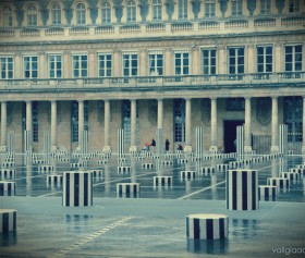 Parigi-romantica-colonne-del-Buren-al-Palays-Royal-700