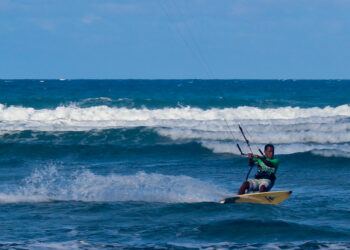 LE ONDE GIUSTE PER LA GARA DI SURF PIÙ BELLA DEI CARAIBI
