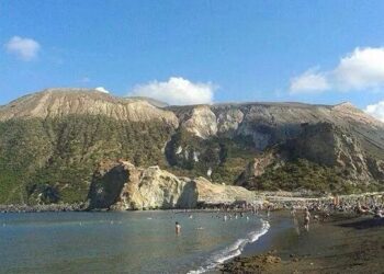 visitare isole eolie spiaggia