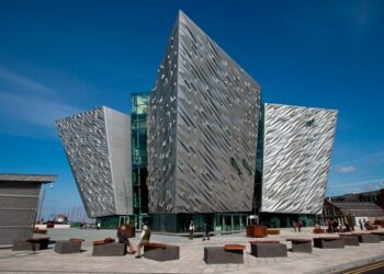 Volare a Belfast: nell'immagine Titanic, grattacieli ultramoderni