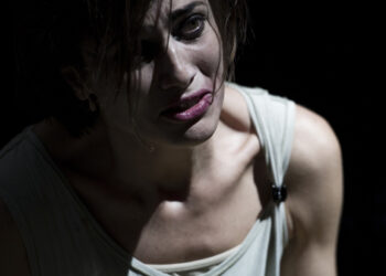 AL TEATRO MENOTTI, ALESSANDRO GASSMANN PORTA IN SCENA “LA PAZZA DELLA PORTA ACCANTO”