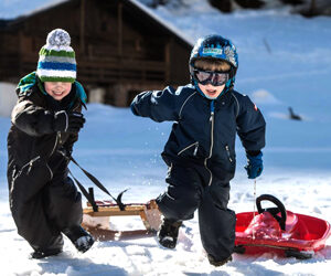 BIMBI FELICI SULLA NEVE, TRA LUMINARIE INVERNALI E PARCHI FATATI