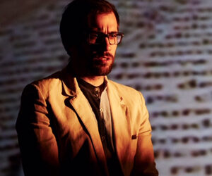 Ritratto di donna araba che guarda il mare