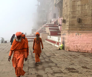 Sui ghat, le scalinate che scendono verso il corso d’acqua, sembra di stare a teatro. È una scenografia cangiante, lunga sei chilometri, quella che offre Varanasi.