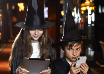 Il tema è la magia, è qui che i piccoli "aspiranti stregoni" (dai 6 ai 12 anni), insieme ai propri genitori, con in mano lo smartphone (a mo’ di bacchetta magica), si immergeranno nel fantastico “Torneo dei Maghi”
