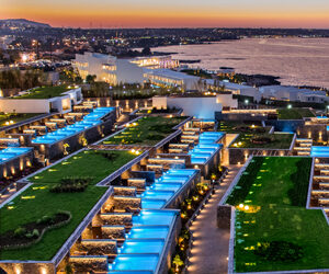 Il resort composto da 112 suite e ville, riserva un’anima tutta italiana, artefice lo studio Aledolci&Co, autori del Royal Wellness Club (fiore all’occhiello della struttuta), 1.400 metri quadrati in totale benessere, adiacente la spiaggia, vi accompagna verso un coinvolgimento sensoriale in pieno relax.