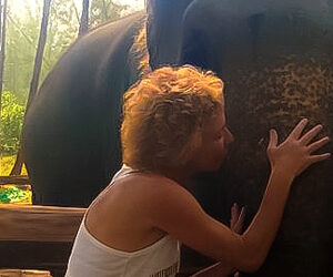 Pareo, infradito e uno scooter per volare. Il senso di libertà che si respira esplorando Phuket