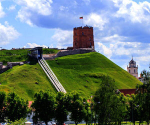 La capitale lituana è una città piena di vita con tante cose da vedere. La “Repubblica indipendente” di Uzupis è poi qualcosa di straordinario.