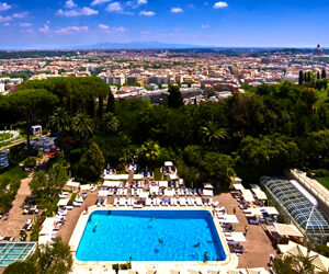 Collocato nel pieno centro della capitale il “Rome Cavalieri” è un impeccabile resort, immerso nel verde di un parco mediteraneo, dove sei ettari incontaminati ospitano quattro piscine e due campi da tennis Davis Cup. Ideale armonia dove rigenerare corpo e mente per un’estate romana all’insegna della famiglia e del relax.