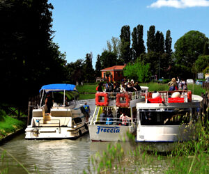 Un viaggio alla scoperta della Riviera del Brenta e della Terra dei Tiepolo, due territori alle porte di Venezia. Un itinerario suggestivo in una terra ricolma di bellezze artistiche e architettoniche.