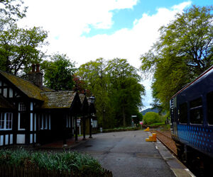 LE HIGHLANDS, TERRE SCONFINATE CHE SI ESTENDONO NEL NORD DELLA SCOZIA, RAPPRESENTANO LA VERA ESSENZA DI QUESTO PAESE. QUI VIVEVA LA COMUNITÀ CELTICA FONDATA SUL SISTEMA DEI “CLAN”, GRUPPI LEGATI AD UNA FAMIGLIA OGNUNA COL PROPRIO TARTAN. TERRE CHE HANNO ISPIRATO LE ROMANTICHE POESIE DI SIR WALTER SCOTT E CHE CONOSCIAMO GRAZIE ALL’INDIMENTICABILE FILM “THE HIGHLANDER, L’IMMORTALE”