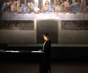 Al Piccolo Teatro (dopo il debutto nella scorsa stagione), torna "Il miracolo della cena", 24 e 25 settembre. In primo piano: l’arte come la più grande forma di difesa dell’essere umano. A farla rivivere sul palco la grande carica empatica di Sonia Bergamasco, diretta da Marco Rampoldi.