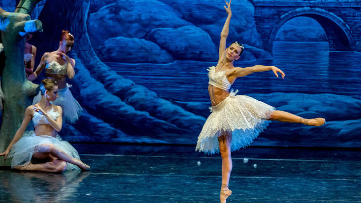 LA COMPAGNIA NAZIONALE DI RAFFAELE PAGANINI PORTA IN SCENA UNO DEI BALLETI PIÙ NOTI E AMATI DAL PUBBLICO  L’EMOZIONANTE BALLETTO IL LAGO DEI CIGNI DI PËTR IL'IČ ČAJKOVSKIJ.