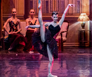 LA COMPAGNIA NAZIONALE DI RAFFAELE PAGANINI PORTA IN SCENA UNO DEI BALLETI PIÙ NOTI E AMATI DAL PUBBLICO L’EMOZIONANTE BALLETTO IL LAGO DEI CIGNI DI PËTR IL'IČ ČAJKOVSKIJ.
