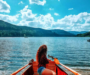 ON-THE-ROAD NELLA FORESTA NERA TRA CASE SUGLI ALBERI, BAGNI NEI TRONCHI, TREKKING E BENESSERE!