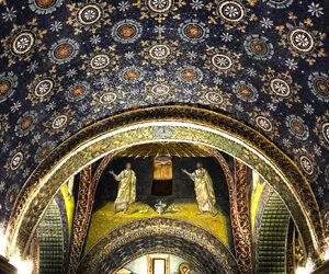 NON SI PUÒ PARLARE DI RAVENNA PRESCINDENDO DAL SUO RUOLO STORICO DI CAPITALE DELL'IMPERO ROMANO D'OCCIDENTE. I SUOI MONUMENTI, I SUOI MOSAICI, L’ARTE BIZANTINA SONO CONOSCIUTI IN TUTTO IL MONDO. FU NEL 402 CHE L’IMPERO MINACCIATO DAI VISIGOTI TROVA IN RAVENNA LA SEDE IDEALE PER RICEVERE AIUTI DALL’IMPERO D’ORIENTE CHE LE STA DI FRONTE.