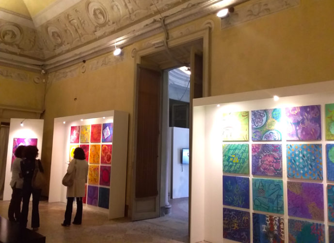 La exposición que podemos contemplar en la Villa Sottocasa en centro histórico de Vimercate dejará estupefacto a más de uno. Las obras no han salido de las manos de grandes artístas o personas formadas artísticamente sino de gente corriente. El resultado es muy agradable a la vista y armonioso, las obras que salen de la arteterapía.