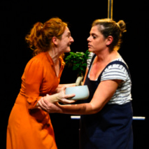 Ciò che sta in mezzo fra la vita e la morte è quello che le due brave attrici vogliono condividere. In scena al Filodrammatici dal 29 ottobre al 3 novembre 2019.