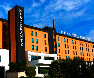 L’SHG Hotel Antonella, nel cuore dell’area commerciale di Pomezia, ha aperto al pubblico le porte della Sughereta, il ristorante dell’Hotel, un’oasi di pace a due passi dalla Pontina, nel cuore dei Castelli Romani.