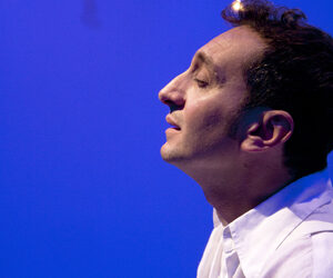 È l'incontro magico, incredibile, casuale di due anime delicate, che si ritrovano, e si desiderano. Lei vittima di un amore disperato; lui, coltiva una solitudine ostinata.