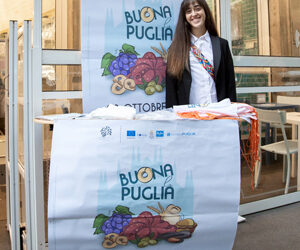 UN "VIAGGIO" NELL'ECCELLENZA DELL'ENOGASTRONOMIA PUGLIESE IDEATO DA “COMUNICA – CREATIVE COMPANY” DI MANFREDONIA (FG) IN COLLABORAZIONE CON REGIONE PUGLIA E PUGLIAPROMOZIONE.