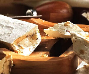 MOSTARDA, TORRONE, FORMAGGI E ALTRE GHIOTTONERIE NELLE BOTTEGHE E NELLE PIAZZE DI CREMONA: IN COMPAGNIA DELL’ARTE DEI MAESTRI LIUTAI.