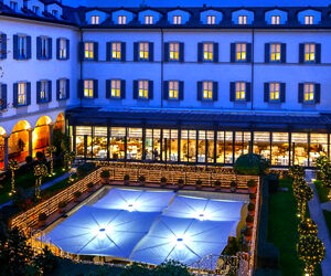 E’ una magica cornice montana nel cuore di Milano, dove tutti i milanesi e gli ospiti dell’albergo potranno godere ogni giorno, fino al 15 gennaio 2020, l’accogliente atmosfera dei suoi allestimenti natalizi. Ispirata ad uno chalet di montagna e creata appositamente per l’occasione dall’Artistic Director Vincenzo Dascanio, dove gustarsi cocktail invernali e menu di ispirazione alpina, firmati dall’estro del team di cucina dell’Hotel.