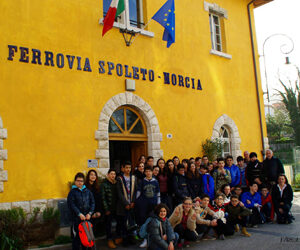 VIAGGIARE IN TRENO FA RIAFFIORARE I RICORDI DI MOLTI, QUANDO DA PICCOLI SI ANDAVA A VEDERE PASSARE IL TRENO CON OCCHI SOGNANTI. L’EPOCA DEI TRENI CHE TRASPORTAVANO VERSO IL PIACERE DELLO SPAESAMENTO, DEL VIAGGIARE LENTO, ERA UN LUSSO CHE SI È PERSO CON IL MITO DELLA VELOCITÀ E DEL TUTTO SUBITO E PRESTO.