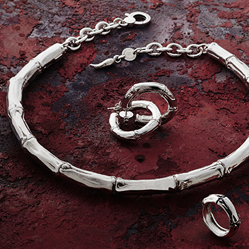LUCI DI GRANDE EFFETTO, DESIGN RICERCATO, DETTAGLI ORIGINALI E COLORATI PER CHARMS, PENDENTI, BRACCIALI, ORECCHINI, ANELLI, OROLOGI: I REGALI PERFETTI PER LE FESTE