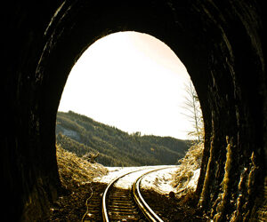 VIAGGIARE IN TRENO RIPORTA ALLA MENTE I RICORDI DI QUANDO DA BAMBINI TROVAVAMO SOTTO L’ALBERO DI NATALE IL TRENINO ELETTRICO RIVAROSSI, UN GIOCO CHE SCATENAVA LA NOSTRA FANTASIA DI VIAGGIATORI IN ERBA. E IL SOGNO DI ALLORA CONTINUA SULLA STRADA FERRATA CHE CONSENTE AI VERI CONVOGLI FERROVIARI D’EPOCA, DI CORRERE DA UNA STAZIONE ALL’ALTRA ATTRAVERSO I MILLE SCENARI DEL PANORAMA ITALIANO