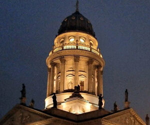 Berlino è una città così piena di cose da vedere che un viaggio solo non basta di certo. Durante la guerra fredda, la capitale della Germania, fu divisa in due parti e la Porta di Brandeburgo è divenuta, nel XVIII secolo, il simbolo della sua riunificazione. Il Check Point Charlie, il Memoriale dell'Olocausto e le parti rimanenti del muro di Berlino testimoniano invece la difficile storia che la città ha vissuto nel corso del XX secolo.