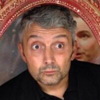 Eddy Anselmi, bolognese, è una vera autorità in materia di musica popolare e dimfenomeni legati alla Tv, di cui è anche stato autore di programmi. Ed ecco arrivare il suo libro che riassume i 70 di Festival: vincitori e vinti, curiosità e grandi liti, i dietro le quinte, le gioie e i drammi, le gaffe e le performance. E le polemiche, immancabili. Il tutto con uno stile chiaro e godibile. Da leggere prima di mettersi davanti al piccolo (ma oggi i televisori sono anche extralarge) a seguire l’edizione 2020.