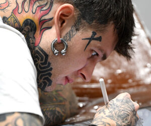 È giunta alla ventesima edizione la “Milano tattoo convention”, la manifestazione che vede protagonisti 500 tra i tatuatori più noti nel mondo e gli amanti dei tatuaggi. Tre giorni (7, 8 e 9 febbraio) in cui sarà possibile vedere all’opera questi “pittori della pelle”.