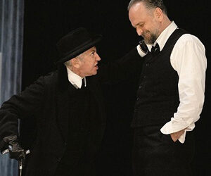 Un dramma scritto nel 1882 da Henrik Ibsen che in realtà sembra scritto… l’altro ieri e che sarà d’attualità anche fra altri cent’anni: “Un nemico del popolo”, in scena al Piccolo di Milano dopo le date di Roma, interpretato e diretto da Massimo Popolizio, ripropone l’eterno dilemma tra benessere economico e benessere ambientale, tra potere politico e scienza e che si interroga sui limiti del consenso “democratico”.
