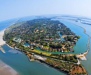 Bassa densità turistica, operazioni di sanificazione e igienizzazione, dispositivi di sicurezza, assistenza sanitaria e cancellazioni gratuite: ecco come ripartire.