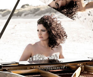 Mancano pochi giorni per “SLIDING DOORS” (Bluebelldisc Music), il nuovo singolo di ISABELLA TURSO, una delle compositrici e pianiste più rappresentative di stile neoclassical new-age. Sarà disponibile da venerdì 24 aprile su tutte le piattaforme digitali per lo streaming e il download e in vendita come spartito musicale su Sheet Music Plus, il più grande store online mondiale di spartiti.