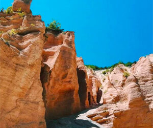 Un insolito itinerario alla scoperta dei “Canyon” d’Italia, attraverso escursioni in Veneto, Trentino, Piemonte e Marche per ammirare e vivere in sicurezza le bellezze naturali del nostro Paese.