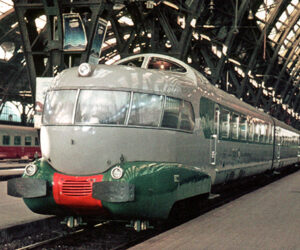 VI È STATO UN MOMENTO NEL CORSO DELLA STORIA DELLE FERROVIE NEL MONDO, CHE VIDE L’ITALIA PRIMEGGIARE CON I SUOI TRENI A PROPULSIONE ELETTRICA E DAL DESIGN ESCLUSIVO, CHE NEL PRIMO DOPOGUERRA RAPPRESENTARONO PER LUSSO E CLASSE IL MADE IN ITALY. IL PIÙ NOTO, IL “SETTEBELLO” RITORNERÀ A VIAGGIARE DOPO UN APPROFONDITO RESTAURO, E SARÀ IL “TRENO BANDIERA” PER IL TURISMO FERROVIARIO IN ITALIA.